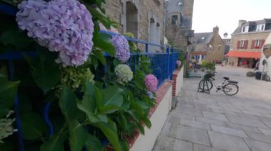 Fransa, Concarneau 31 Ağustos 2021. Kuzey Fransa 'da orta yaşlı Concarneau şehrinde tipik evleri olan eski güzel atmosferik sokaklar, güneşli yaz havasında Brittany bölgesi