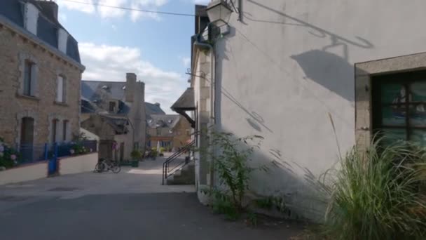 France, Concarneau 31 août 2021. Vieilles belles rues atmosphériques avec des maisons typiques dans la ville d'âge moyen de Concarneau dans le nord de la France, région Bretagne par temps ensoleillé d'été — Video