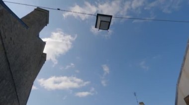 Concarneau, Brittany, Fransa, 31 Ağustos 2021. Ville Close 'daki dükkanlar ve restoranlar arasında gezinen insanlar, şehir duvarları içindeki tarihi bölge. Brittany Finisti Ville 'i kapatıyor