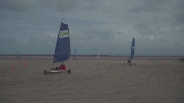 Phare Du Portzic deniz feneri ve Fransa 'nın Brest kentindeki okyanusun kayalık kıyısı. 