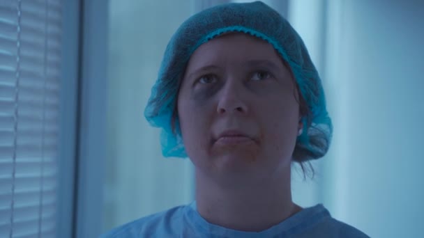 Nadużywać pacjenta z uszkodzeniem twarzy i zębów w szpitalu — Wideo stockowe