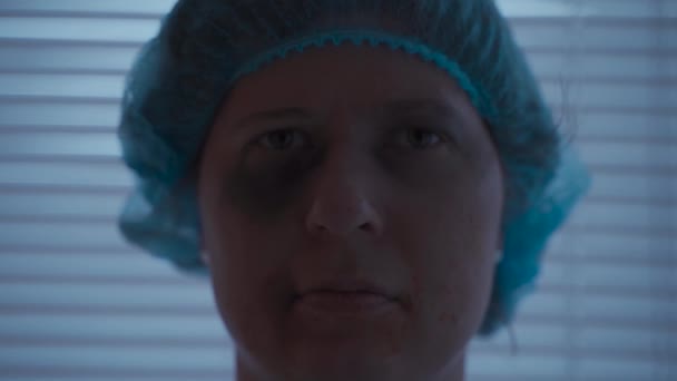 Koncepcja emocji. Szpitalne ujęcie rannej kobiety patrzącej w kamerę z zębami i obrażeniami twarzy po wypadku samochodowym — Wideo stockowe