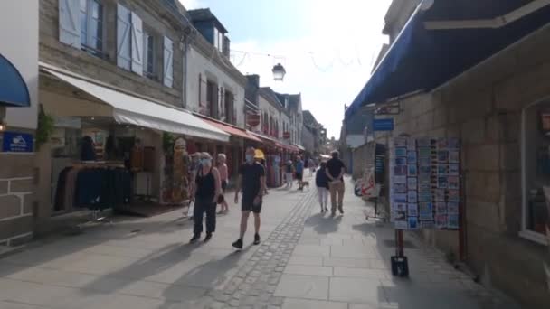 Concarneau, Bretanha, França, 31 de agosto de 2021. Pessoas passeando entre lojas e restaurantes em Ville Close, o bairro histórico dentro das muralhas da cidade. Brittany. Ville close — Vídeo de Stock