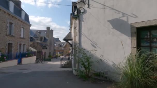 Frankrike, Concarneau 31 augusti 2021. Gamla vackra atmosfäriska gator med typiska hus i medelåldern staden Concarneau i norra Frankrike, Bretagne region i soligt sommarväder — Stockvideo