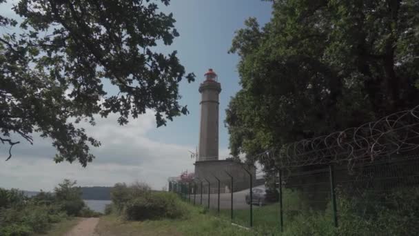 フランスのブレスト市のPhare Du Portzic灯台と海の岩場. — ストック動画