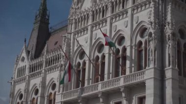 Macaristan 'ın Budapeşte kentindeki Macar Parlamentosu' nun süslü binasında üç renkli ulusal bayrak
