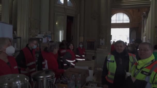 Hongarije, Boedapest 7 maart 2022. Vrijwilligers helpen oorlogsvluchtelingen uit Oekraïne op het treinstation van Boedapest. — Stockvideo