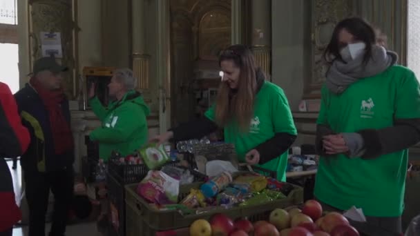 Hungría, Budapest 7 de marzo de 2022. Voluntarios ayudan a refugiados de guerra de Ucrania en la estación de tren de Budapest. — Vídeo de stock