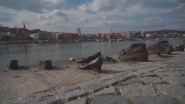 Danube kıyısındaki Ayakkabı Anıtı. Macaristan, Budapeşte seti üzerinde bir anıt. Soykırım Anıtı