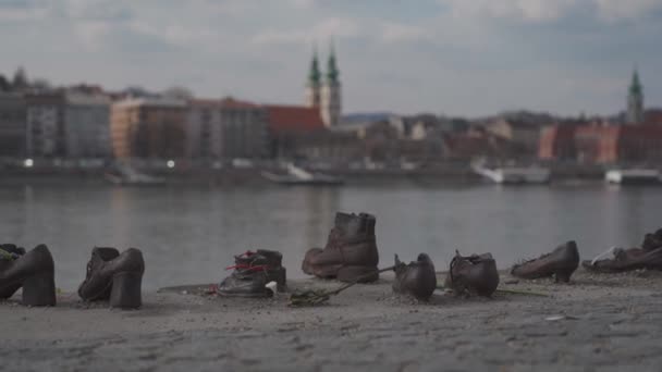Sapatos Memorial no banco do Danúbio. Memorial no dique Budapeste, Hungria. Memorial do Holocausto — Vídeo de Stock