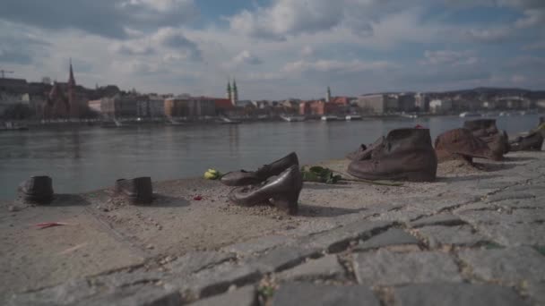 Пам'ятник на Дунайському березі. Пам'ятник на березі Будапешта, Угорщина. Меморіал Голокосту — стокове відео