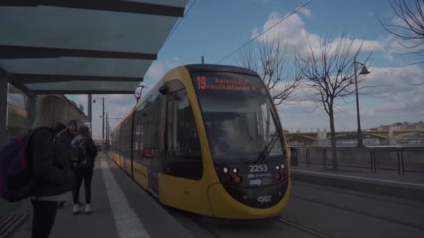 8 Marat 2022, Budapeşte. Macaristan. Toplu taşıma ve Budapeşte 'deki tramvay şebekesi konusu. — Stok video