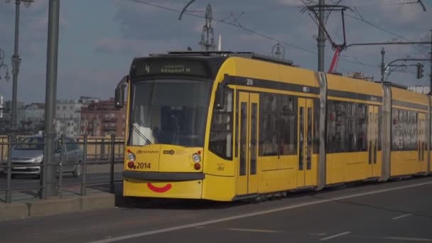 8 Марат 2022, Будапешт. Венгрия. Тема общественного транспорта и транспортной сети трамвайных путей в Будапеште. — стоковое видео