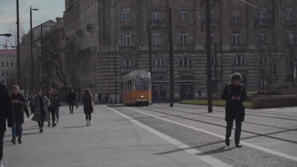 2022 년 3 월 8 일 헝가리 부다페스트. 부다페스트의 대중교통. 부다페스트의 오래 된 도시를 가로지르는 전형적 인 노란 전차 — 비디오