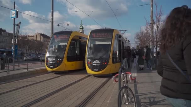 8. března 2022 Budapešť, Maďarsko. Veřejná doprava v Budapešti. Typická žlutá tramvaj projíždí starým městem v Budapešti — Stock video