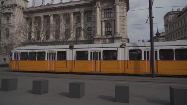 8 Marat 2022, Budapešť. Maďarsko. Téma veřejné dopravy a dopravní sítě tramvajových tratí v Budapešti. — Stock video