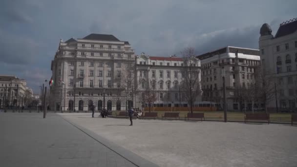 8 maart 2022. Hongarije. Boedapest. Een typische gele tram beweegt zich door de belangrijkste straten van de stad bij zonnig lenteweer — Stockvideo