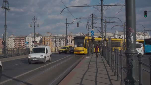 8. března2022. Maďarsko. Budapešť. Typická žlutá tramvaj projíždí hlavními ulicemi města za slunečného jarního počasí — Stock video