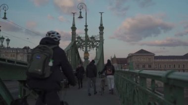 8 Mart 2022. Budapeşte. Macaristan. Budapeşte 'de Tuna nehri üzerindeki Özgürlük Köprüsü' nde yol. Macaristan