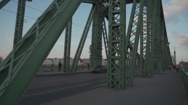 8 maart 2022. Boedapest. Hongarije. Weg bij Freedom brug op de Donau in Boedapest stad. Hongarije — Stockvideo