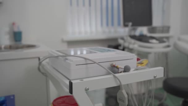 Kardiyoloji kliniğinin muayene odasında elektrokardiyografi ve ultrason cihazları — Stok video