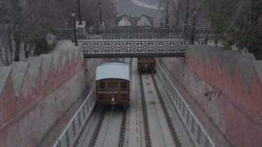 Castle Hill 'deki teleferik. Budapeşte, Macaristan. Buda Kalesi Tepesi 'ne giden Funicular treni. Budapeşte Füniküler Demiryolu