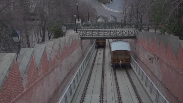 เคเบิ้ลคาร์ที่แคสเซิลฮิลล์ บูดาเปสต์ ฮังการี รถไฟขบวนตลกกําลังจะไปบุดาแคสเซิลฮิลล์ บูดาเปสต์รถไฟ Funicular — วีดีโอสต็อก
