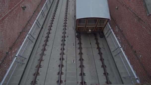 Kabel Mobil di Castle Hill. Budapest, Hungaria. Kereta api akan Buda Castle Hill. Kereta api Budapest Funicular — Stok Video