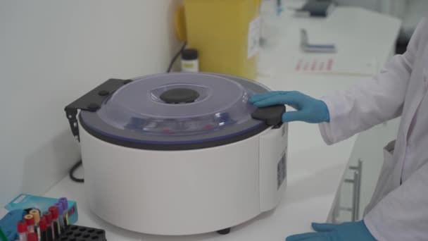 Medizinische Laborzentrifuge mit Reagenzgläsern mit Blut. Im Labor von med. DNA-Test. Blutzentrifuge in medizinischer Klinik — Stockvideo