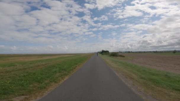 POV widok dwóch rowerzystów jazdy na żwirowej ścieżce rowerowej obok oceanu w północnej Francji regionu Normandii w kierunku Mont Saint-Michel — Wideo stockowe