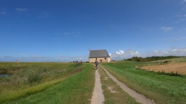 Het thema is een fietstocht door het noorden van Frankrijk, de regio Bretagne en Normandië. POV-zicht van fietsers op een grindfiets en wandelpad langs de oceaan in Saint-Malo — Stockvideo