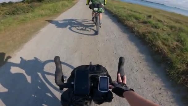 Ruta en bicicleta en Mont Saint-Michel en el norte de Francia a lo largo del océano. El tema es viajes en bicicleta y vacaciones activas en la región de Francia Bretaña y Normandía. Vista en primera persona del ciclista en bicicleta de grava — Vídeos de Stock