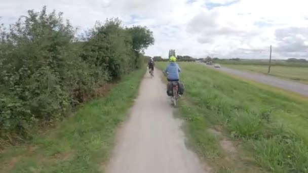 2021年8月20日フランス、サンブノワ・デ・オンド。フランス北部のモンサンミシェルで海沿いの自転車道。テーマはフランス地域でのサイクリング旅行と休暇ブルターニュとノルマンディー — ストック動画