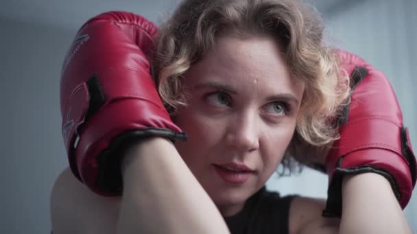 Hermosa mujer deportiva posando usando guantes de boxeo — Vídeo de stock