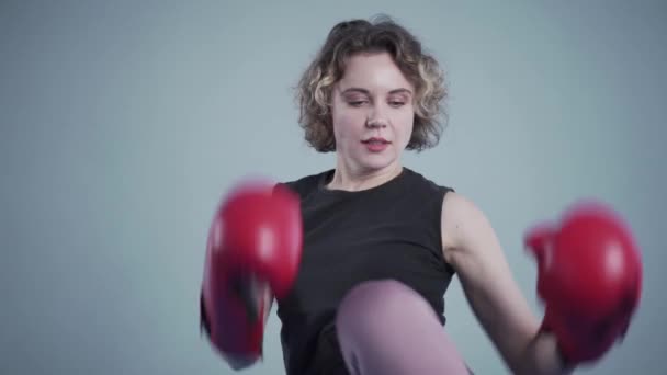 Красивая спортивная женщина позирует в боксёрских перчатках — стоковое видео