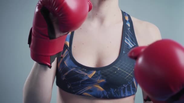 Bella donna sportiva posa indossando guanti da boxe — Video Stock