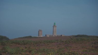 Phare Du Cap Frehel 'in yanındaki güzel sahil şeridi Cotes de Armor' da bir deniz feneri. Kaptan Frehel 'in ucunda.