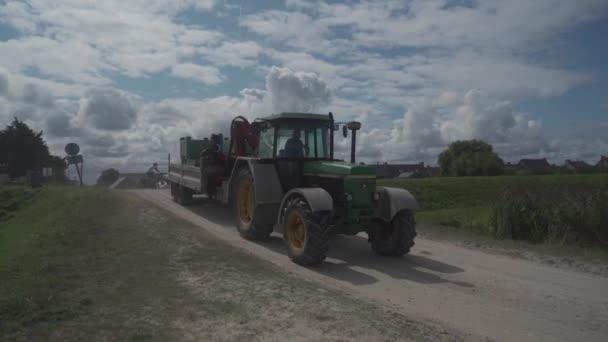 20 de agosto de 2021 Francia. Saint benoit des ondes. Trabajador local cosecha ostras de las camas en la marea baja en Francia, región de Bretaña — Vídeos de Stock