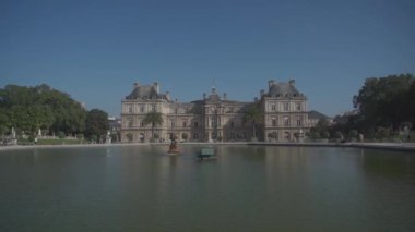 Lüksemburg Bahçelerindeki Saray. Le Jardin du Lüksemburg. Lüksemburg Sarayı Bahçeleri Çeşmesi. 