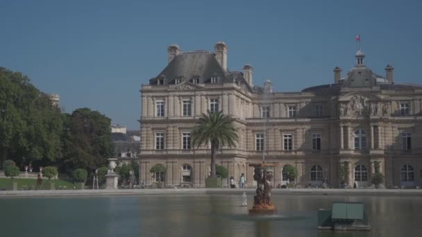 Der Palast im Luxemburger Garten. Le Jardin du Luxembourg. Brunnen im Luxemburger Schlossgarten. — Stockvideo