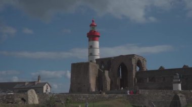 Abbaye de Fineterre en Saint-Mathieu ve Phare Saint-Mathieu Plougonvelin, Fransa 2 Eylül 2021 Brest yakınlarındaki Brittany bölgesi