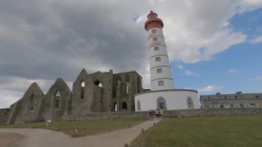 Saint Mathieu deniz feneri ve manastırı. Saint-Mathieu Deniz Feneri, Plougonvelin 'deki Pointe Saint-Mathieu, Finistere, Fransa 2 Eylül 2021
