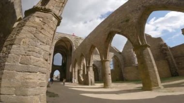 Abbaye de Fineterre en Saint-Mathieu. Saint-Mathieu deniz feneri 2 Eylül 2021 'de Plougonvelin, Finistere' deki Saint-Mathieu de Fine-Terre manastırının kalıntılarının arkasında.