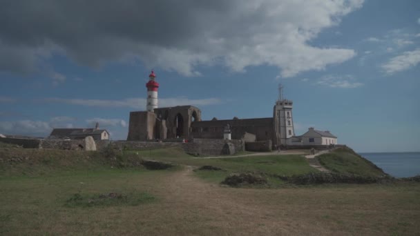 Plougonvelin, Finistere, Frankrig. Udsigt over Point Saint Mathieu fyrtårne og kloster på kysten af Bretagne i Frankrig – Stock-video