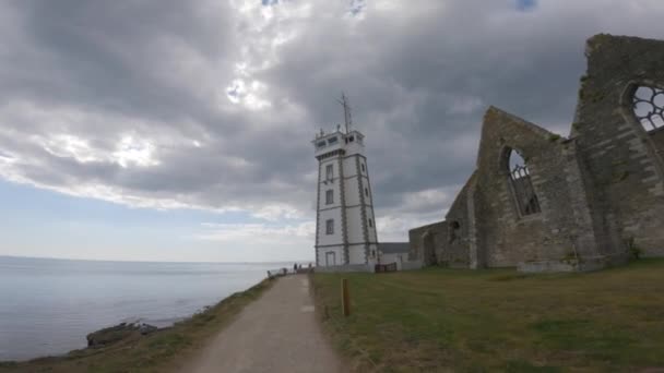 Pointe Saint Mathieu ruínas e farol - Plougonvelin, Finistere, Bretanha, França — Vídeo de Stock