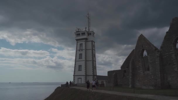 Plougonvelin, Finistere, Frankrike 2 september 202. Utsikt över Point Saint Mathieu fyrar och kloster vid kusten i Bretagne i Frankrike — Stockvideo