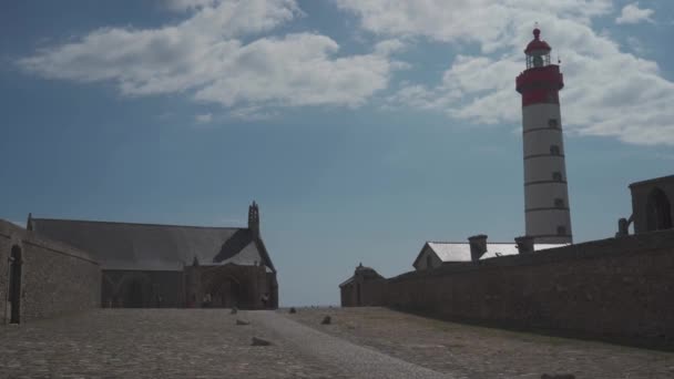 Saint Mathieu fyr og kloster. Saint-Mathieu Fyrtårn, Pointe Saint-Mathieu i Plougonvelin, Finistere, Frankrig – Stock-video