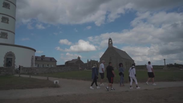 Saint Mathieu lighthouse and abbey. Saint-Mathieu Lighthouse, Pointe Saint-Mathieu in Plougonvelin, Finistere, France September 2, 2021 — стоковое видео