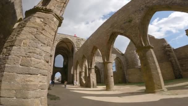 Abbaye de Fineterre en Saint-Mathieu. Faro de Saint-Mathieu detrás de las ruinas de la abadía Saint-Mathieu de Fine-Terre en Plougonvelin, Finistere, Francia 2 de septiembre de 2021 — Vídeo de stock