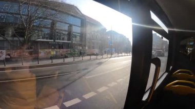 Almanya, Berlin. Berlin 'de toplu taşıma teması. Bir şehir otobüsünün içerisi